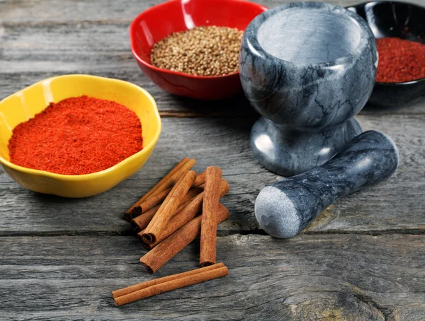 Bodegón con jengibre y canela en una vieja mesa de cocina — Foto de Stock