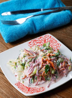 salata tabağı, havlu ve masada çatal bıçak takımı