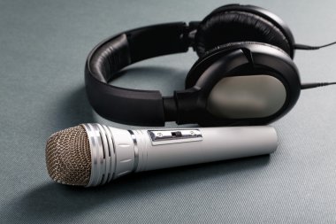 Mikrofon ve kulak-telefonları bir tablo