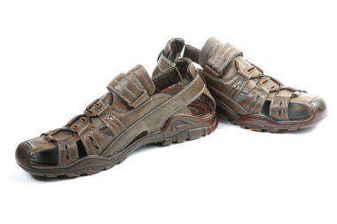 Beyaz bir arka plan üzerinde izole erkek sandalet yaz