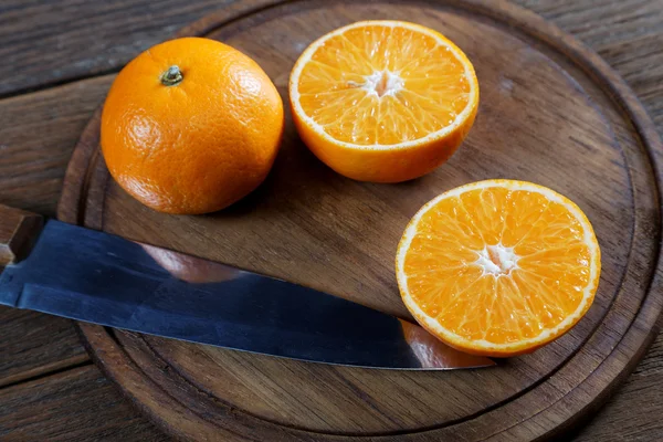 Corte de mandarina en un primer plano de mesa vieja — Foto de Stock