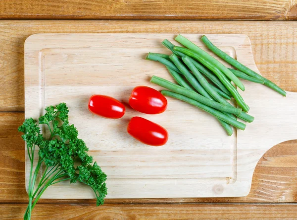 Los tomates pequeños y las hojas de ensalada se cierran — Foto de Stock