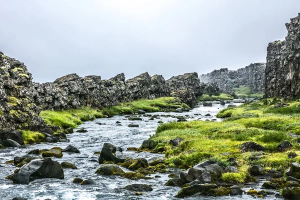 IJsland landschap met rivier — Stockfoto
