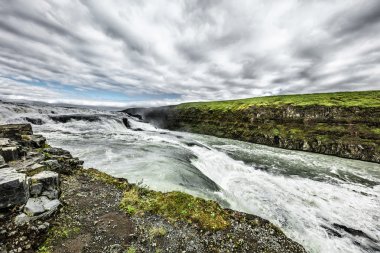 Hızlı art arda Nehri ve alçak bulutlar 