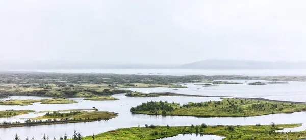 Paisagem fluvial com ilhas — Fotografia de Stock