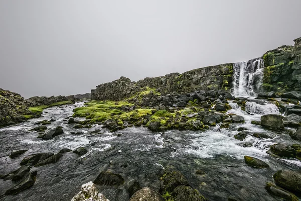 冰岛的瀑布和岩石 — 图库照片