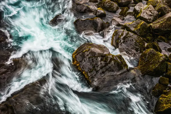 Água azul-turquesa com pedras de musgo — Fotografia de Stock