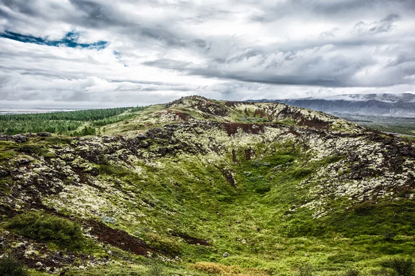 Paisaje con musgo, hierba y hermoso cielo nublado — Foto de Stock