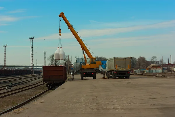 Logistika se načítá vozy v železniční stanici — Stock fotografie