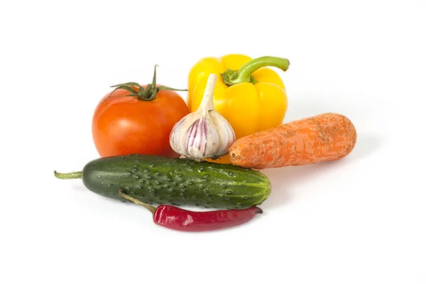 Beyaz arka planda, kırpma yolu olgun sebze