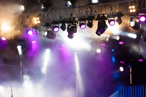 Many spotlights that illuminate the stage — Stock Photo, Image