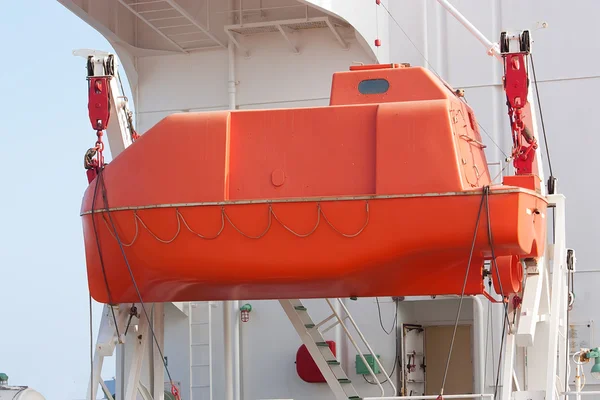 Bote salvavidas en alta mar, bote de rescate o equipo de rescate en el mar . Imagen De Stock