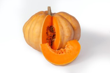 Beyaz bir arka planda, kırpma yolunu kesme taşlarla sarı kabak