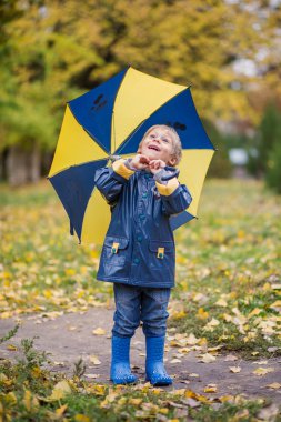 çocuk şemsiye ile yağmurda 