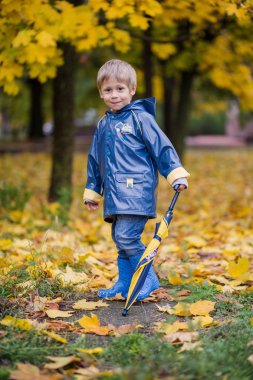 çocuk şemsiye ile yağmurda 
