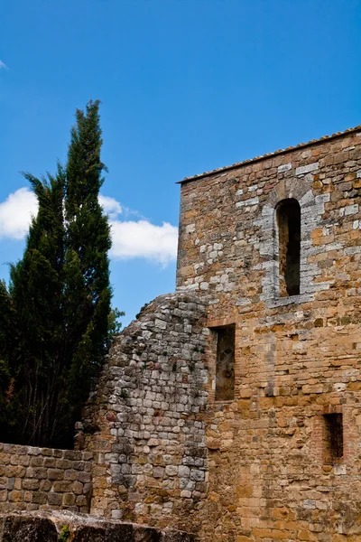 Edifício medieval e ruínas — Fotografia de Stock