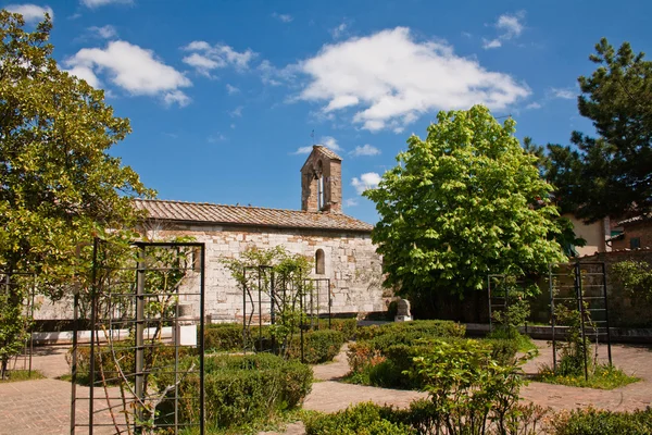 Oude Romaanse kerk in tuin — Stockfoto
