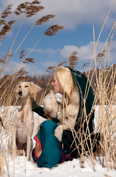 Blondynka i saluki — Zdjęcie stockowe