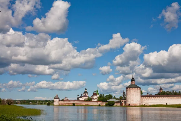 Kirillov abbey ve göl — Stok fotoğraf