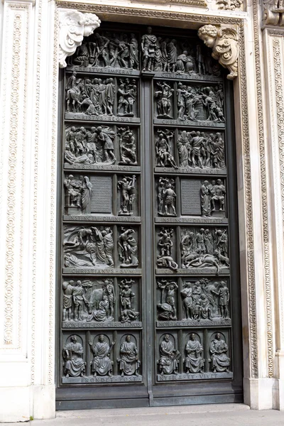 米兰大教堂门 — 图库照片