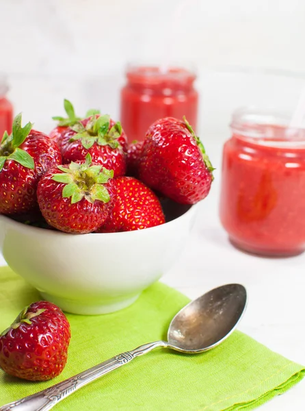 Frische Erdbeeren in einer weißen Schüssel — Stockfoto