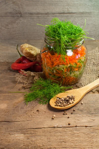 Verduras frescas, hierbas y especias preparadas para el enlatado Imagen de archivo