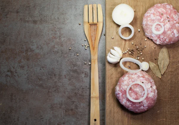 Schnitzel. frisches Hackfleisch mit Gewürzen und Kräutern lizenzfreie Stockbilder