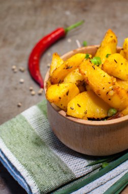 Bir ahşap kase patates kızartması