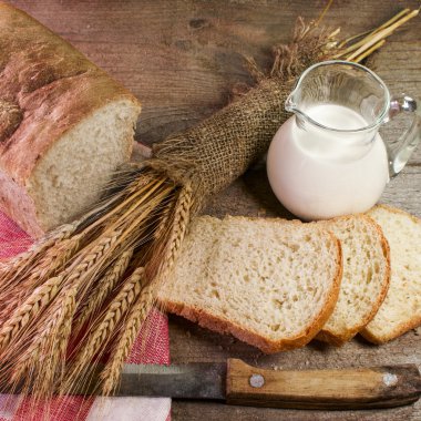 Taze ekmek natürmort ahşap yüzeye