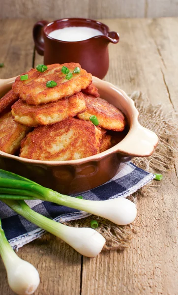 Ahşap bir yüzey üzerinde patates pancakes