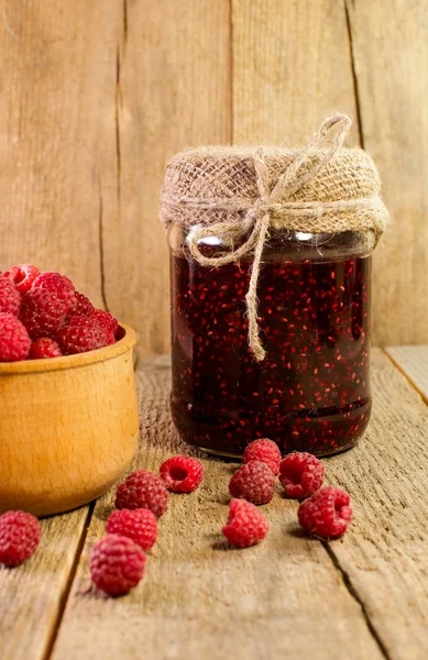 Banca di marmellata di lampone e lamponi freschi — Foto Stock