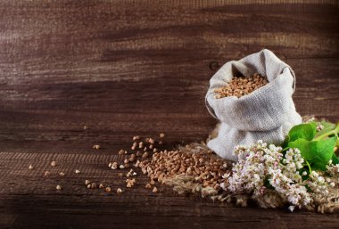 Buğday bir ahşap yüzeye