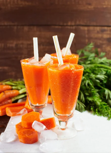 Glas med morot smoothies — Stockfoto