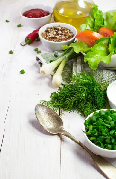 Verse fruit salade en ingrediënten voor het koken — Stockfoto