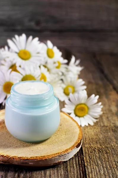 Ahşap bir yüzey üzerinde kozmetik krem kavanoz.