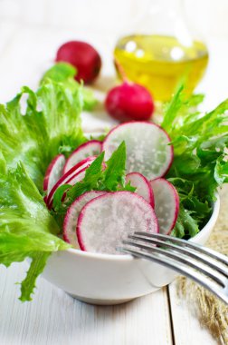 ahşap yüzeye taze sebze.