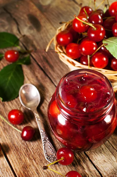 Kirschmarmelade auf einem hölzernen Hintergrund Stockfoto