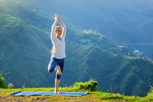 Vrouw doet yoga asana boom pose buitenshuis — Stockfoto
