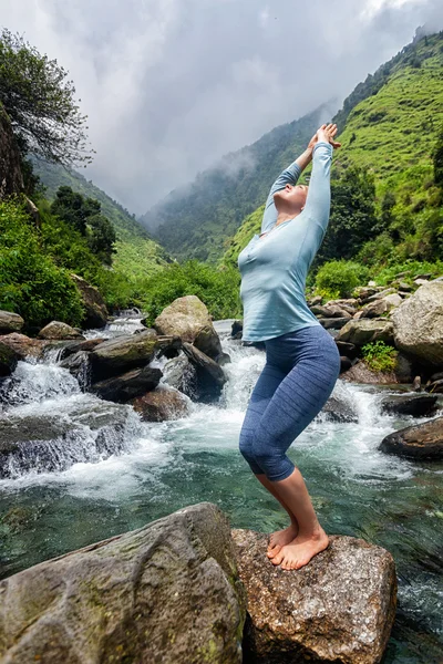 Sorty fit donna che fa yoga asana a cascata — Foto Stock