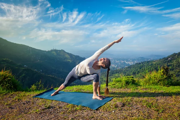 Vrouw oefent yoga asana buiten — Stockfoto