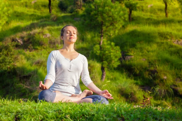 Joven mujer en forma deportiva en yoga Lotus pose al aire libre — Foto de Stock