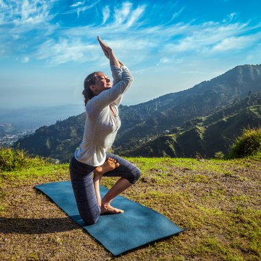 Genç kadının yoga gelişmiş asana yapması