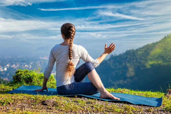 Vrouw praktijken yoga asana Marichyasana — Stockfoto