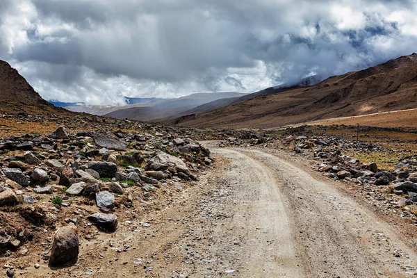 Dirt road in Himalayas — Stock Photo, Image