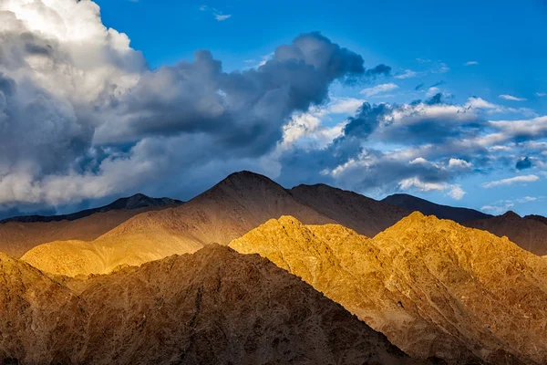 Himalayalar günbatımında Zanskar sıradağları — Stok fotoğraf