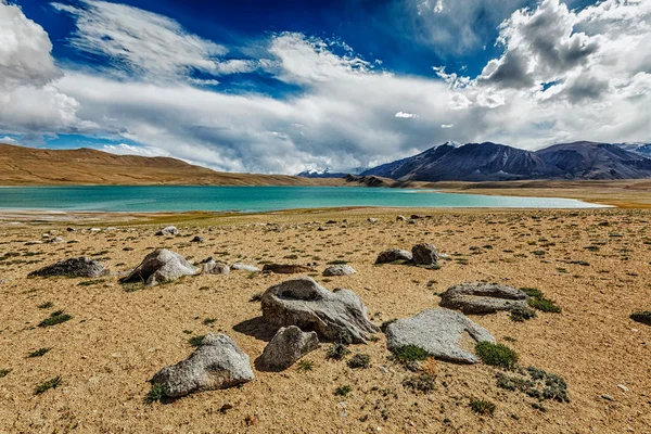 Himalaya-sjøen Kyagar Tso i Himalaya – stockfoto