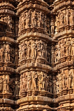 Ünlü taş oyma Khajuraho heykelleri
