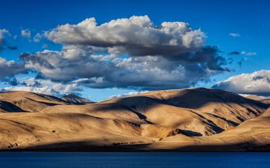 Himalayalar ve göl Tso Moriri günbatımı, Ladakh üzerinde