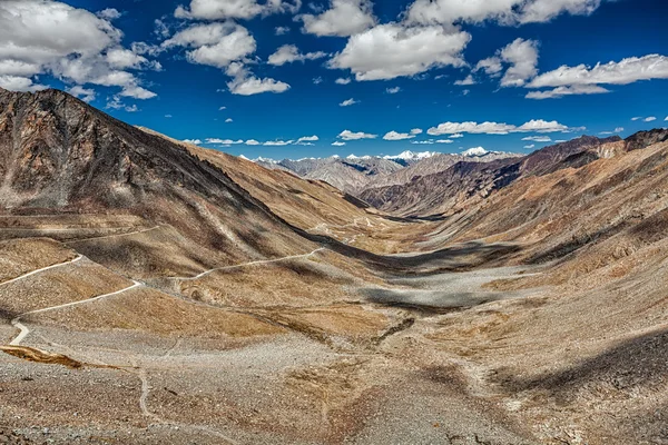 Karakoram Range and road in valley, Ladakh, India — Stock Photo, Image