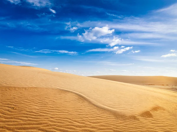 Dunas de areia do deserto ao nascer do sol — Fotografia de Stock